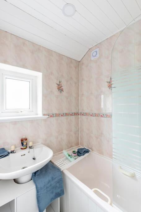 Entire Charming 5-Bed House In Darwen Blackburn Bb1 Free Parking Roadside Rishton Kültér fotó