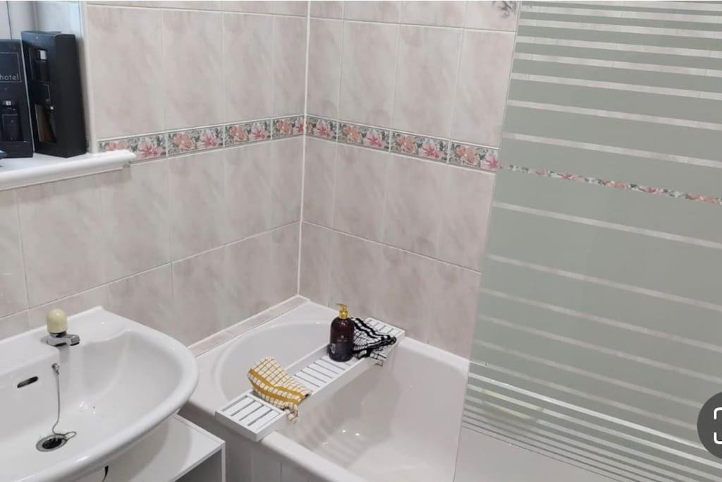 Entire Charming 5-Bed House In Darwen Blackburn Bb1 Free Parking Roadside Rishton Kültér fotó
